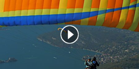 Parapentes sur le lac d'Annecy